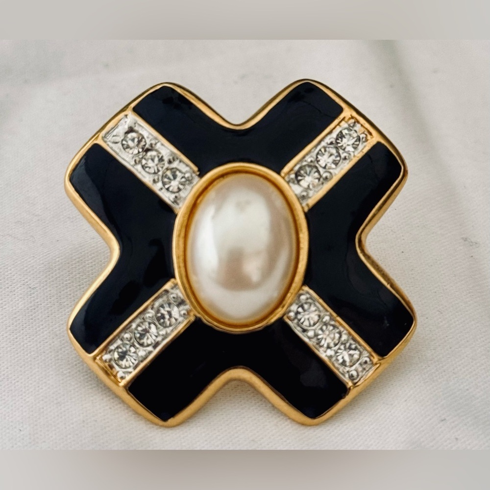 ESSEX Vintage Clip-on Earrings - Picture 2 of 5